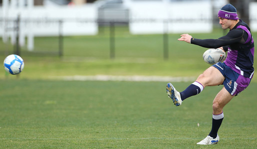 Wenn's da mal keine Verwechslungen gibt: Cooper Cronk vom Rugby-Klub Melbourne Storm entdeckt seine Multitasking-Fähigkeiten