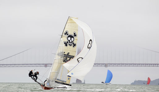 Welch Kulisse beim Skiff International Race in San Francisco: Vor der Golden Gate Bridge führt das Appliance Online Team das Segler-Feld an. Nur das Wetter könnte besser sein