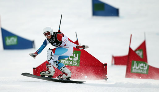 Wie auf einem Hochseil balanciert Yvonne Schütz aus der Schweiz auf ihrem Snowboard beim Parallel-Slalom der Junioren-WM in Neuseeland