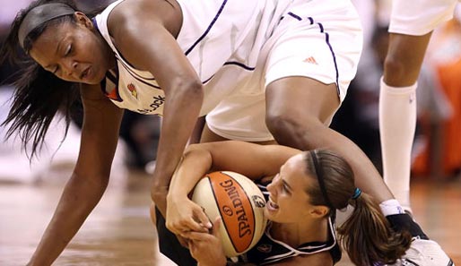 Hier der Beweis: Basketball ist erstens kein körperloser Sport und zweitens keine Männerdomäne. Das beweisen hier Kara Braxton und Becky Hammon in der WNBA