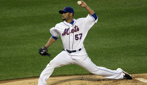 Im Baseball muss man nicht nur einen starken Wurfarm, sondern auch flexible Beine haben. Das beweist Johan Santana von den New York Mets