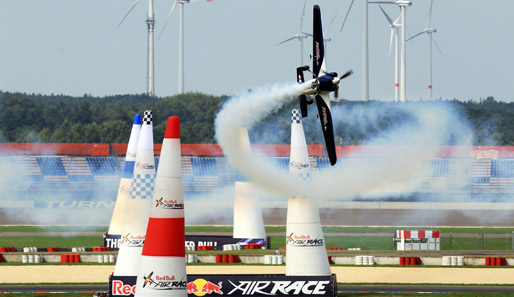 Alejandro Maclean aus Spanien legt beim Red Bull Air Race in Schlangenlinien los