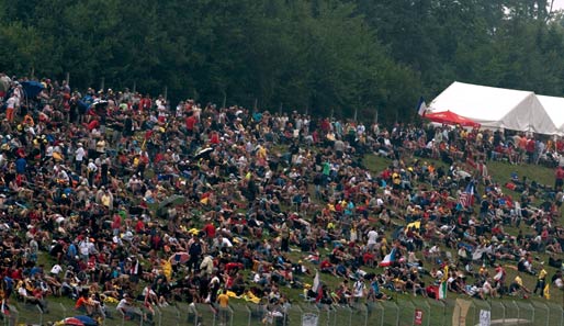 Motorsport mit Camping-Flair. Die Zuschauer in Tschechien beim MotoGP haben es sich gemütlich gemacht