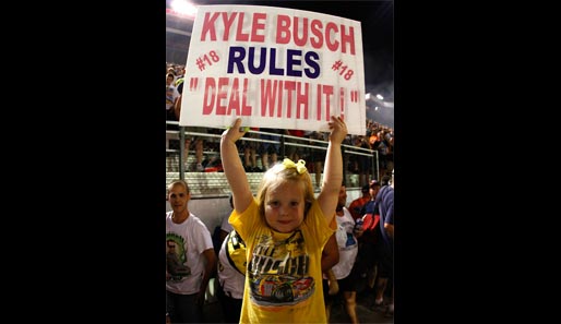 Ein ganz junger Fan von Kyle Busch mit der Message des Wochenendes