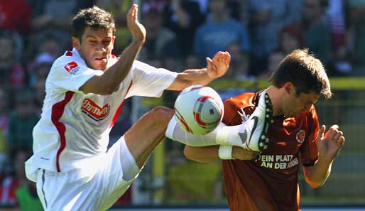 Freiburgs Mujdza (l.) zeigt Florian Bruns, welcher Wind in der Bundesliga weht