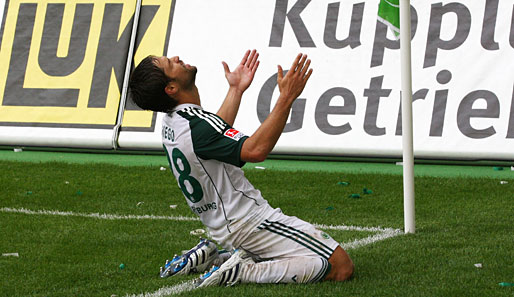 "Danke, lieber Gott!" Wenig später jubelt Diego auch alleine, der Brasilianer erzielte das zwischenzeitliche 3:0 für Wolfsburg