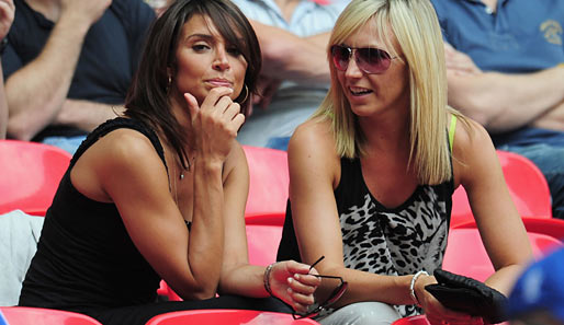 Gespannte Erwartung in Wembley: Christine Bleakley (l.), Freundin von Frank Lampard, wartet auf den Anpfiff im englischen Supercup