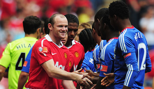 Und da sind schon die Teams: Wayne Rooney von Manchester United begrüßt ausgesprochen freundlich die Jungs des FC Chelsea