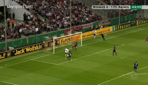 Reed in der Mitte ist zu spät dran, Tüysüz sucht nach Gegenspieler Ribery, statt den Ball aus der Gefahrenzone zu schlagen