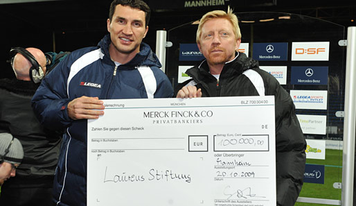 Wladimir Klitschko (l.) und Boris Becker (r.) überreichten vergangenes Jahr den 100.000-Euro-Scheck