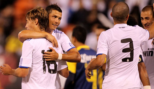 Kollektive Freude bei den Real-Stars. Neben Ronaldo steuerten Supertalent Sergio Canales (l.) und Gonzalo Higuain die Tore zum Sieg dazu. Sami Khedira saß noch auf der Bank