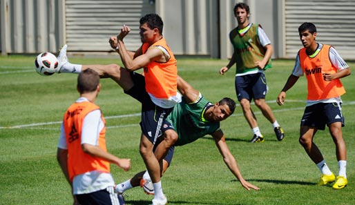 Im Trainingsspiel geht es gleich hart zur Sache. Pepe schont weder sich noch seine Mitspieler und geht mit gestrecktem Bein gegen Landsmann Ronaldo vor