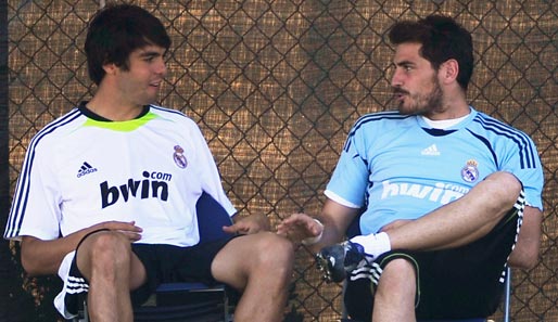 Kaka (l.) dagegen lässt sich von Iker Casillas (r.) gemütlich im Schatten erklären, wie das mit der Weltmeisterschaft so geht. Vorgreifend für 2014 natürlich...