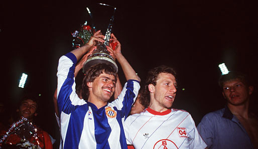 Der größte Erfolg: 1988 wurde Bayer UEFA-Cup-Sieger (hier Falko Götz mit Pokal). Danach gab's noch den DFB-Pokalsieg 1993 sowie den Einzug ins Champions-League-Finale 2002