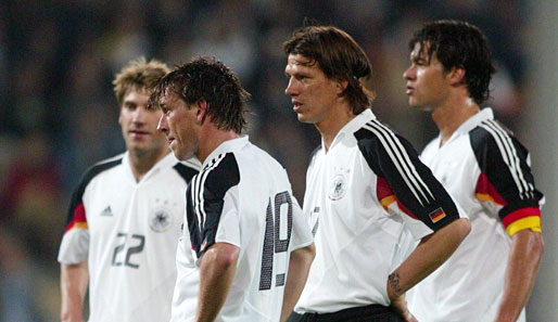 Zwei Jahre später war für den 32-Jährigen (2. v. r.) in der Nationalmannschaft Schluss. Bei der EM 2004 bekam er von Trainer Rudi Völler keine Einsatzzeit mehr