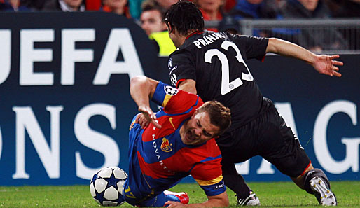 FC Basel - FC Bayern 1:2: Der FC Bayern musste gegen die Schweizer ziemlich schufften. Daniel Pranjic macht es vor