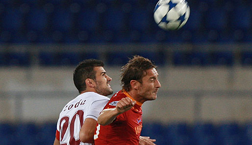 AS Rom - CFR Cluj 2:1: Die Roma hatte im ersten Durchgang gegen Cluj große Probleme. Auch Francesco Totti (r.) konnte sich kaum durchsetzen