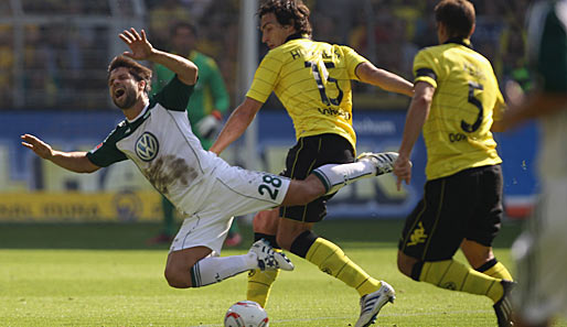 Kommt ein Diego geflogen...Wolfsburgs Spielmacher wird von Mats Hummels (M.) ausgehebelt