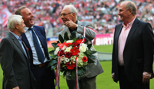Zum Dank für seine Verdienste um den FC Bayern gab's noch einen schicken Blumenstrauß und eine nette Plauderei mit den Granden