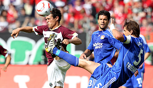 Manuel Friedrich (r.) erhielt bei Leverkusen den Vorzug vor Stefan Reinartz in der Innenverteidigung