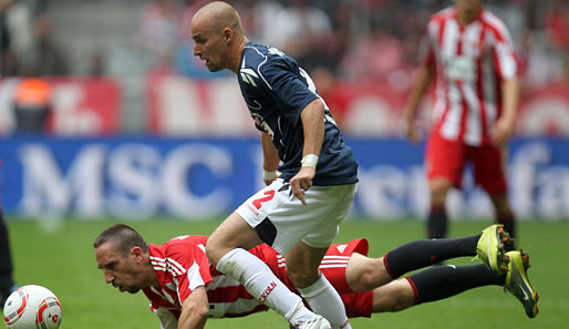 Bayern Franck Ribery wird von Miso Brecko zu Fall gebracht - ein permanentes Duell während des Spiels
