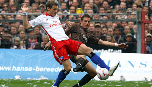 Pauli-HSV: 1:1. Umkämpftes Derby: Carsten Rothenbach im Duell mit Marcell Jansen