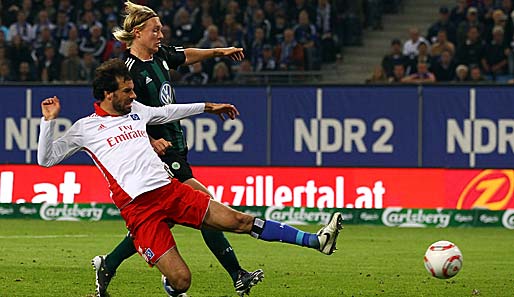 Hamburger SV - VfL Wolfsburg 1:3: Simon Kjaer hatte gegen Ruud van Nistelrooy viel Arbeit - der Niederländer erzielte aber kein Tor