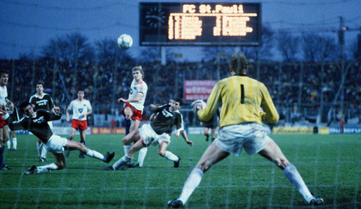 Das erste Aufeinandertreffen im DFB-Pokal: 1986 standen sich der HSV und St. Pauli im Achtelfinale gegenüber. Die Rothosen siegten mit 6:0