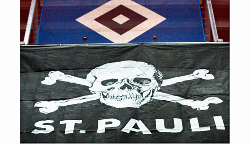 Beide Hamburger Vereine pflegen seit über 90 Jahren eine innige Rivalität. In insgesamt 129 Partien konnte sich der FC St. Pauli jedoch nur 23 mal gegen den HSV durchsetzen