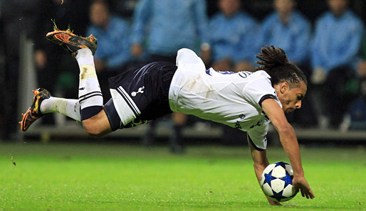 Tottenhams Benoit Assou-Ekotto geht auf sehr unsanfte Art und Weise zu Boden