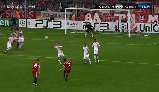 Aus dem rechten Halbfeld schlägt Abwehrspieler Holger Badstuber den Ball mit links scharf in Richtung Tor
