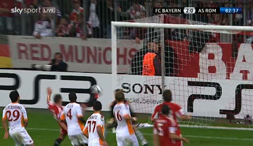 Sergio kommt ein Tick zu spät, der Bayern-Stürmer ist vor ihm am Ball ...