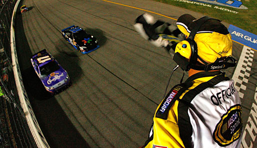 NASCAR: Der Sieg ging an Denny Hamlin (l.), der sich hauchdünn vor Kyle Busch über die Ziellinie rettete