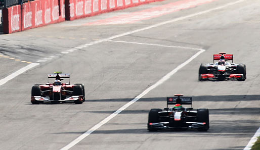 Formel 1: Die entscheidende Szene des Italien-GP. Fernando Alonso kommt aus der Box und bleibt gerade so vor Jenson Button