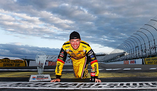 Stockcar-Fahrer Clint Bowyer posiert als Sieger der NASCAR-Serie in New Hampshire auf der Ziellinie