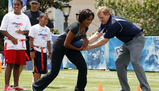 Sieh an, sieh an: First Lady Michelle Obama verteidigt das Ei gegen NFL-Commissioner Roger Goodell