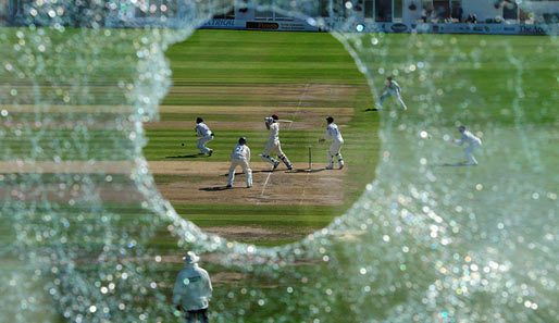 Beim Cricket kann es durchaus zu brenzligen Situationen kommen. Im englischen Hove leben selbst die Journalisten im Glaskasten gefährlich