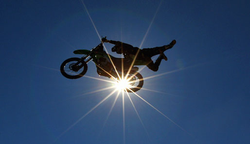 So nah wirst du der Sonne nie wieder sein! Auch Luke McNeil hat sein Bike im Griff und performt spektakuläre Stunts