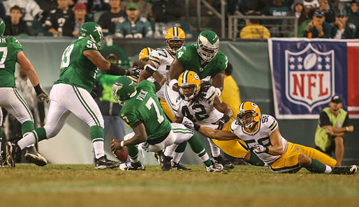 1. NFL-Spieltag: Green Bays Defense bringt Philadelphias Quarterback Michael Vick zu Boden. Die Packers siegen 27:20 bei den Eagles