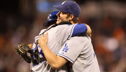 Im Baseball ist die Welt noch in Ordnung - da hat man sich noch gegenseitig lieb. Die Dodgers Clayton Kershaw und Rod Barajas feiern gemeinsam den Sieg über die Giants