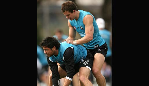Bei einer Trainings-Session der Collingwood Magpies kommt es zu überraschenden Annäherungsversuchen. Immer diese Australian-Football-Spieler!