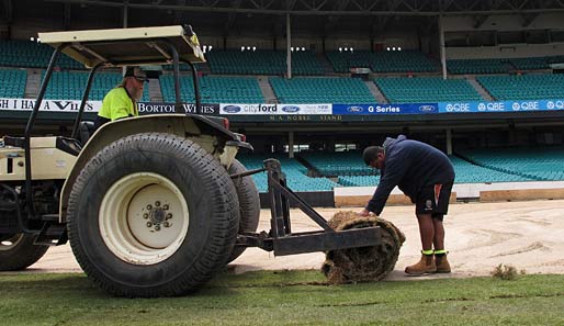Im Sydney Cricket Ground wird das Heiligtum ausgetauscht. Voller Andacht verlegen die Greenkeeper den neuen Rasen