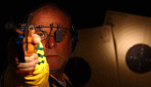 Der australische Sportschütze Bruce Quik posiert mit seiner Waffe. Schön anzusehen, auch das mit der Augenklappe