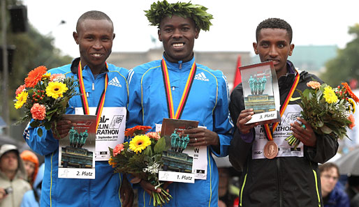 Stolzer Gewinner des Berlin Marathons: Patrick Makau aus Kenia in der Mitte. Zweiter wurde sein Landsmann Geoffrey Muta l. und Dritter Bazu Worku aus Äthiopien