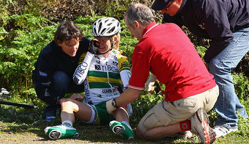 Ganz viel Trost erwünscht bei Ruth Corset, die beim Herald Sun World Cycling Classic bös von ihrem Bike fiel