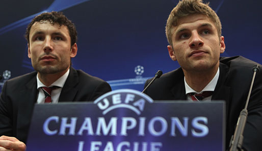 Ist ihnen die Niederlage gegen Mainz noch anzusehen? Thomas Müller (r.) und Mark van Bommel (l.) auf der Pressekonferenz in Basel