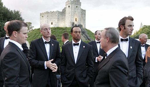 Auch der Gast aus Übersee war zugegen. Da durfte auch der hier etwas gelangweilt blickende Tiger Woods (M.) nicht fehlen