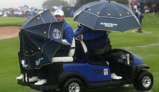 Der nordirische Golfer Graeme McDowell spannte sogleich seinen "European Team"-Schirm auf - und hoffte auf besseres Wetter