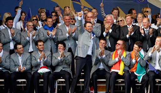 So sehen Sieger aus: Das Team Europa auf dem Siegerfoto. In der Mitte steht Anführer Graeme McDowell, der die Faust gen Himmel reckt
