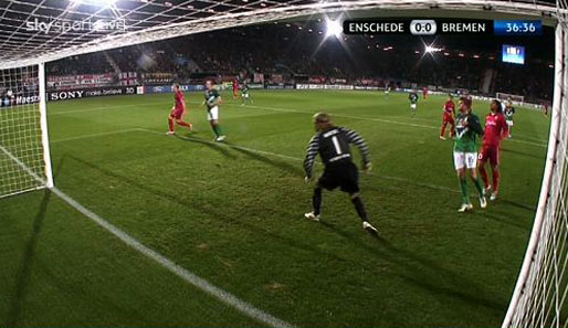 Weder Twente- noch Werder-Spieler können eingreifen, auch Wiese schaut der Kugel nur hinterher